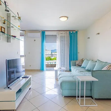 Spacious Terrace With Private Parking