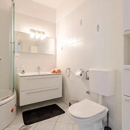 Spacious Terrace With Private Parking Apartment