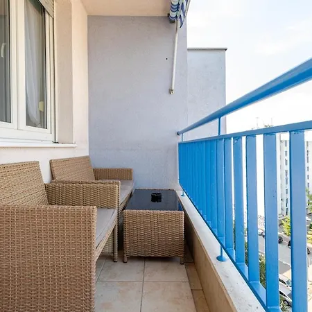 Apartment Spacious Terrace With Private Parking