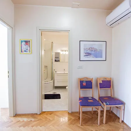 Spacious Terrace With Private Parking Apartment *